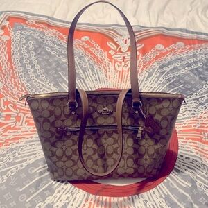 Signature Coach Gallery Tote purse.   Like brand new! Non smoker